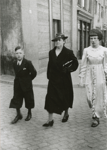 875795 Portret van moeder van den Brink, met links haar zoontje Ab en rechts dochter Bep uit de Willemstraat in Wijk C, ...